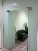 Цельностеклянная перегородка с дверью