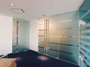 Цельностеклянные офисные перегородки